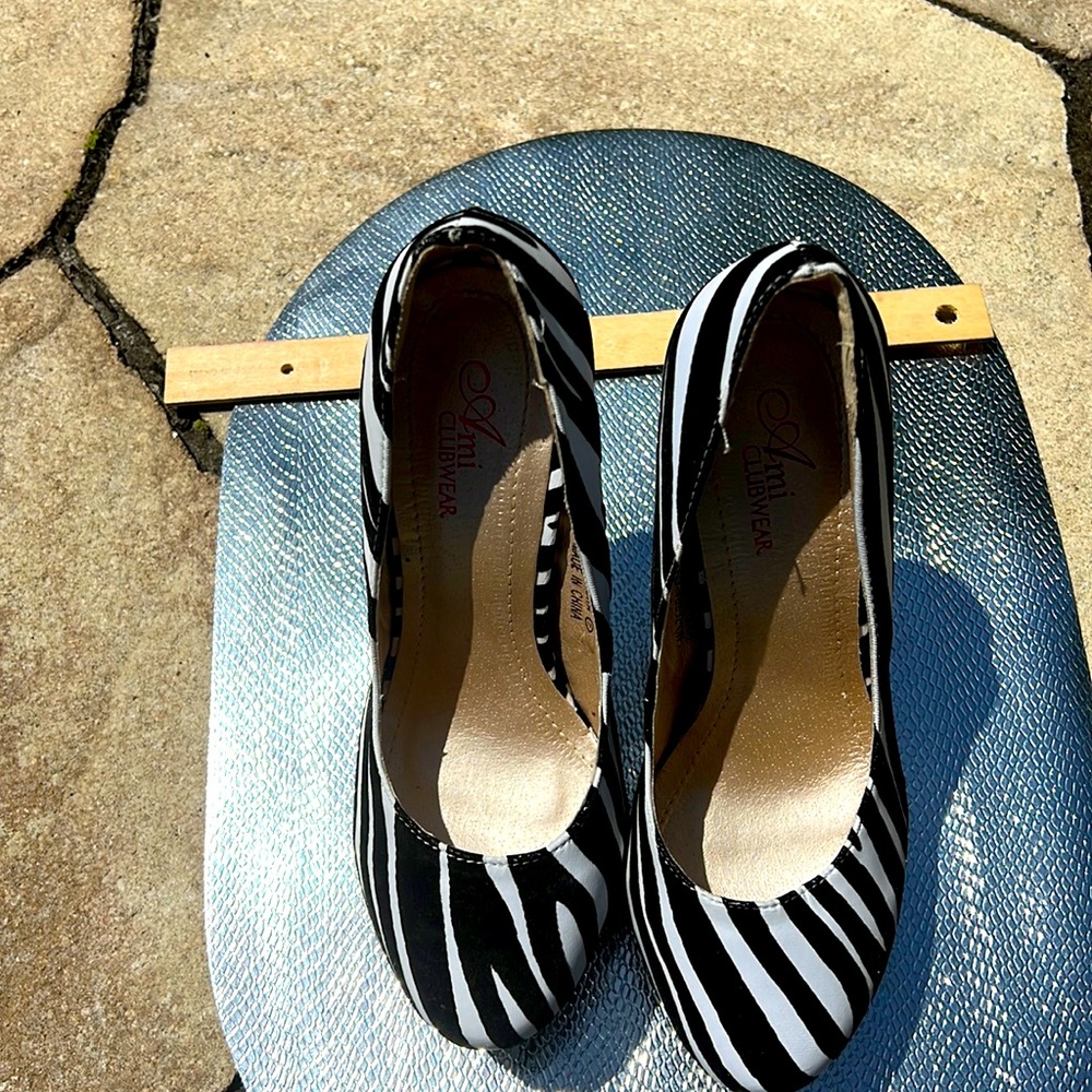 Size 7 Zebra platform pumps… so comfortable! Can wear to any occasion…. - Picture 1 of 17